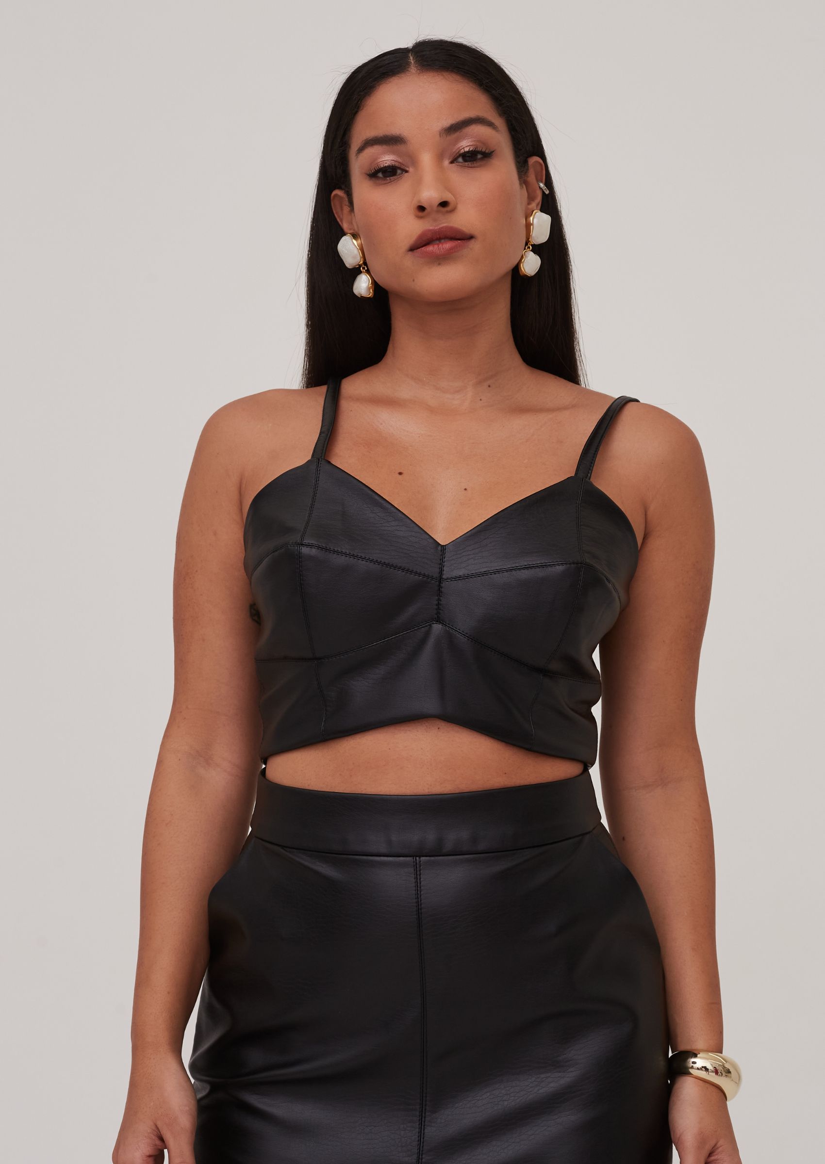 Cropped Poliuretano Suzan Preto | FastStore PDP